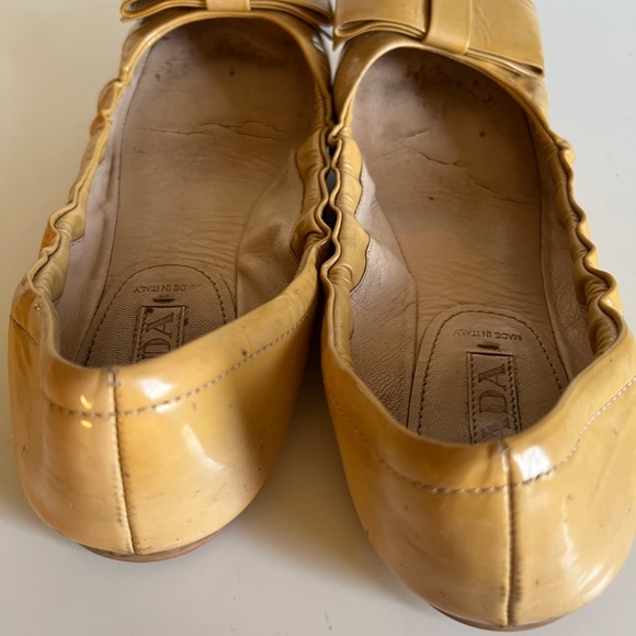 Prada Women's Beige Patent Leather Bow Flats Size 37.5 w/ COA - Picture 11 of 13